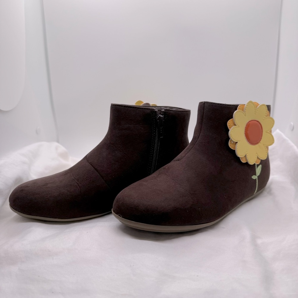 Gymboree Girl’s Size 3 faux leather Brown Boots with Yellow Flower/rubber soles.